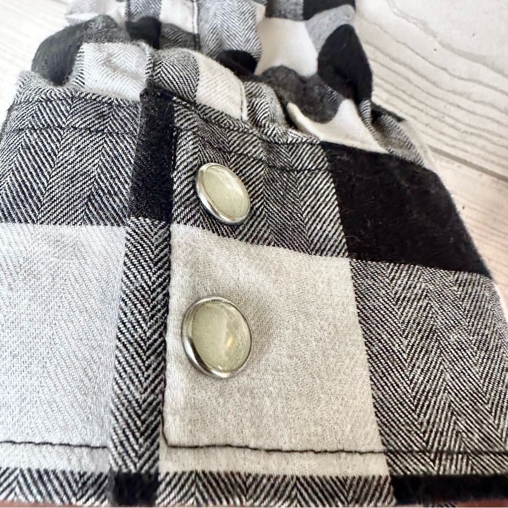 UNTUCKit Women’s Holden B&W Plaid Flannel Pearl Snap Long Sleeve Shirt | Size 6 - Picture 3 of 12